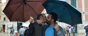 Bacio coppia gay