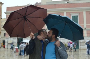 Attivisti gay si baciano in piazza