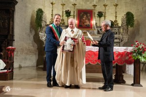 Il sindaco Spina consegna il premio a Rocco Saltino