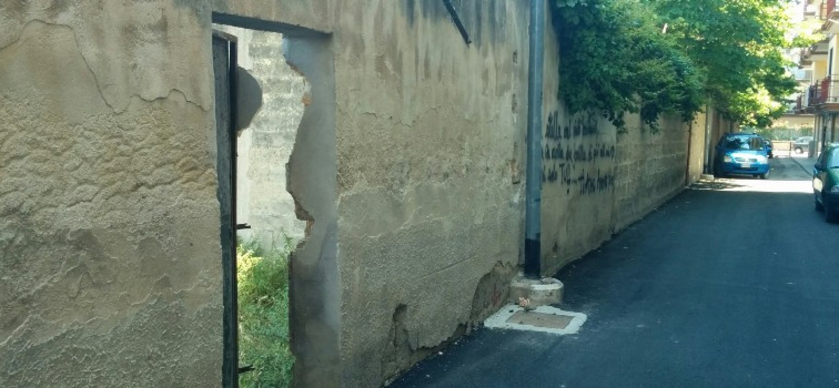 Vandali in azione, scardinata una porta d’accesso del “Di Liddo”