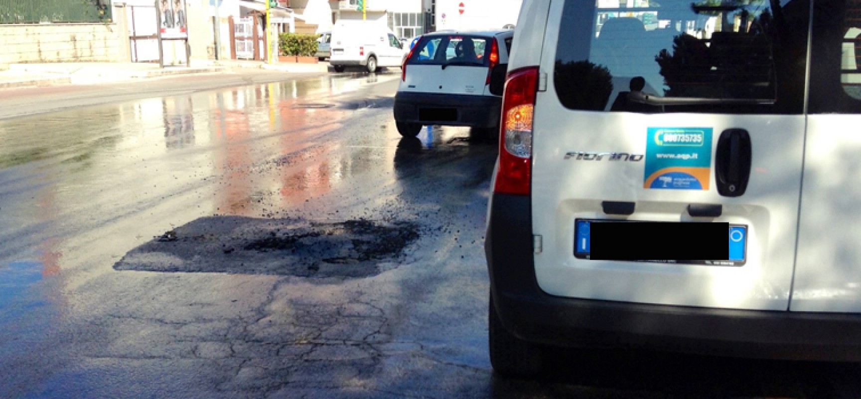 Saltata conduttura dell’acqua in via Di Vittorio, asfalto divelto e strada allagata