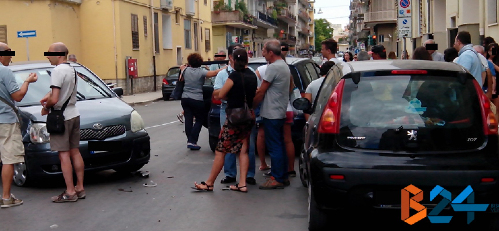 Rocambolesco incidente su Corso Umberto per colpa di una portiera aperta distrattamente / FOTO