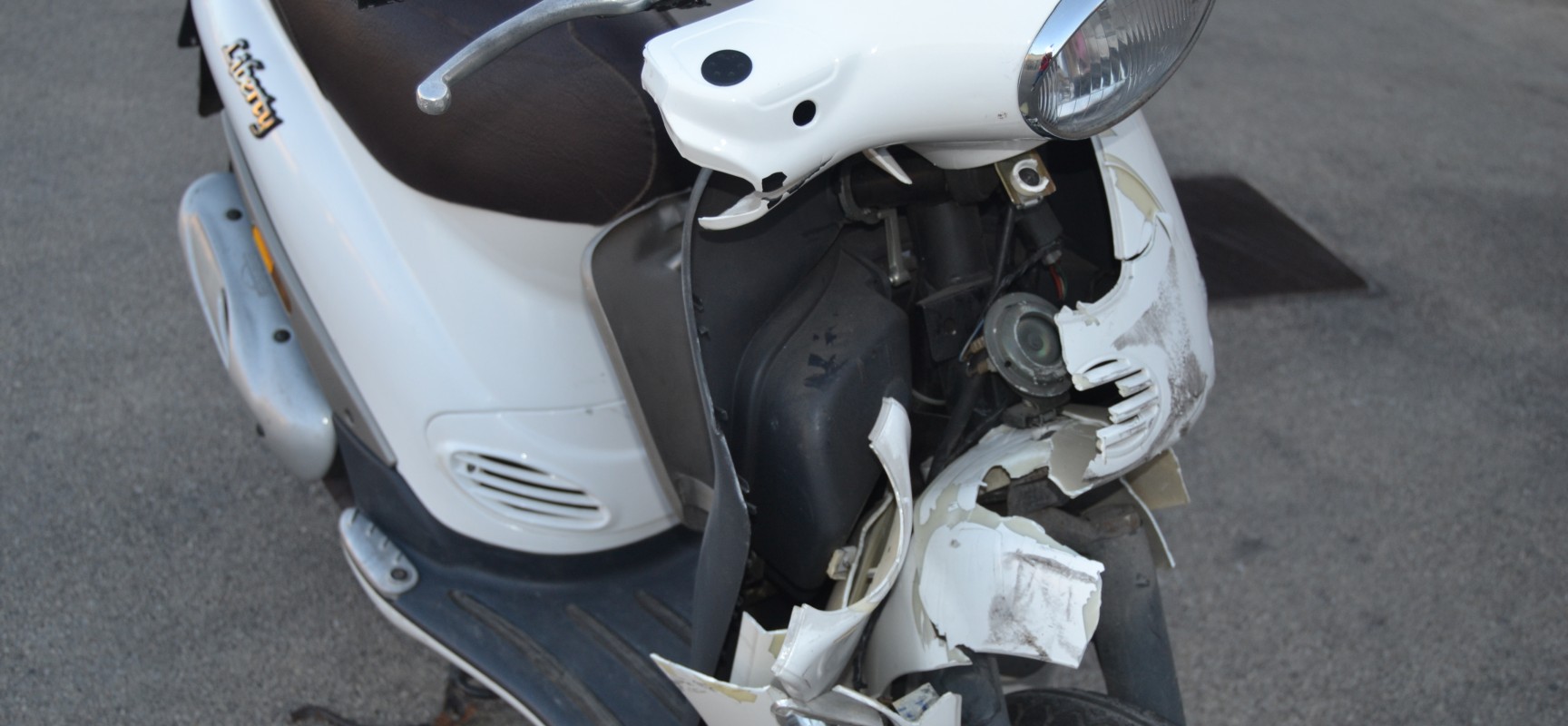 Violento impatto tra un ciclomotore ed un furgone su via Ugo la Malfa