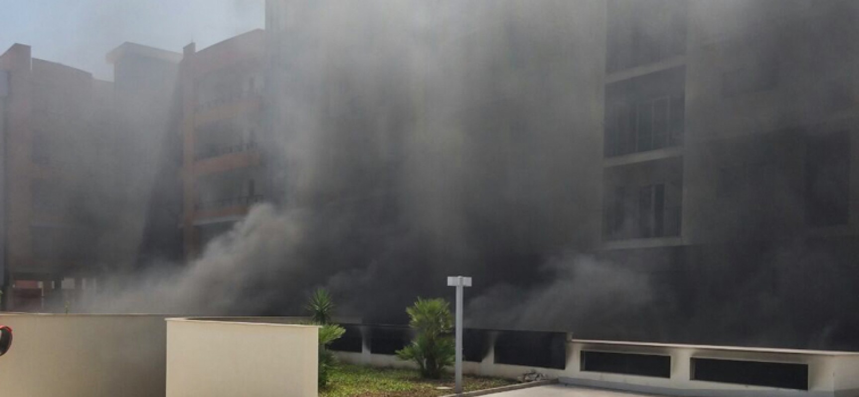 Stamane incendio ad un’auto nel garage di due condomini nella zona 167 / FOTO