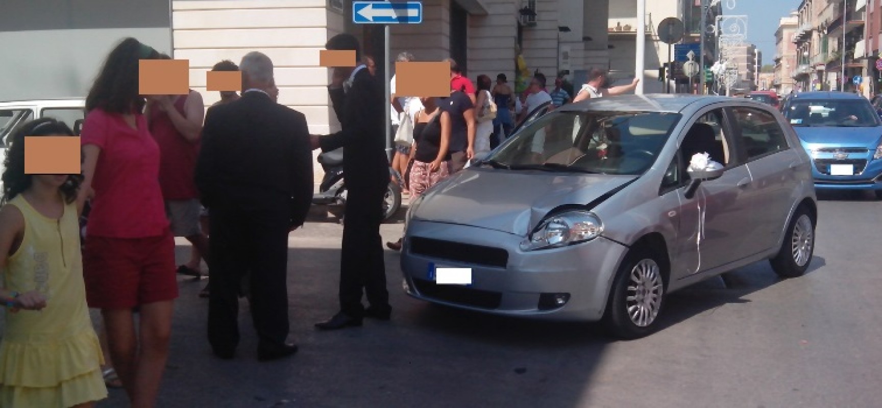 Anziano provoca incidente, sbatte contro un palo e fugge. Incidente su Via Imbriani / FOTO