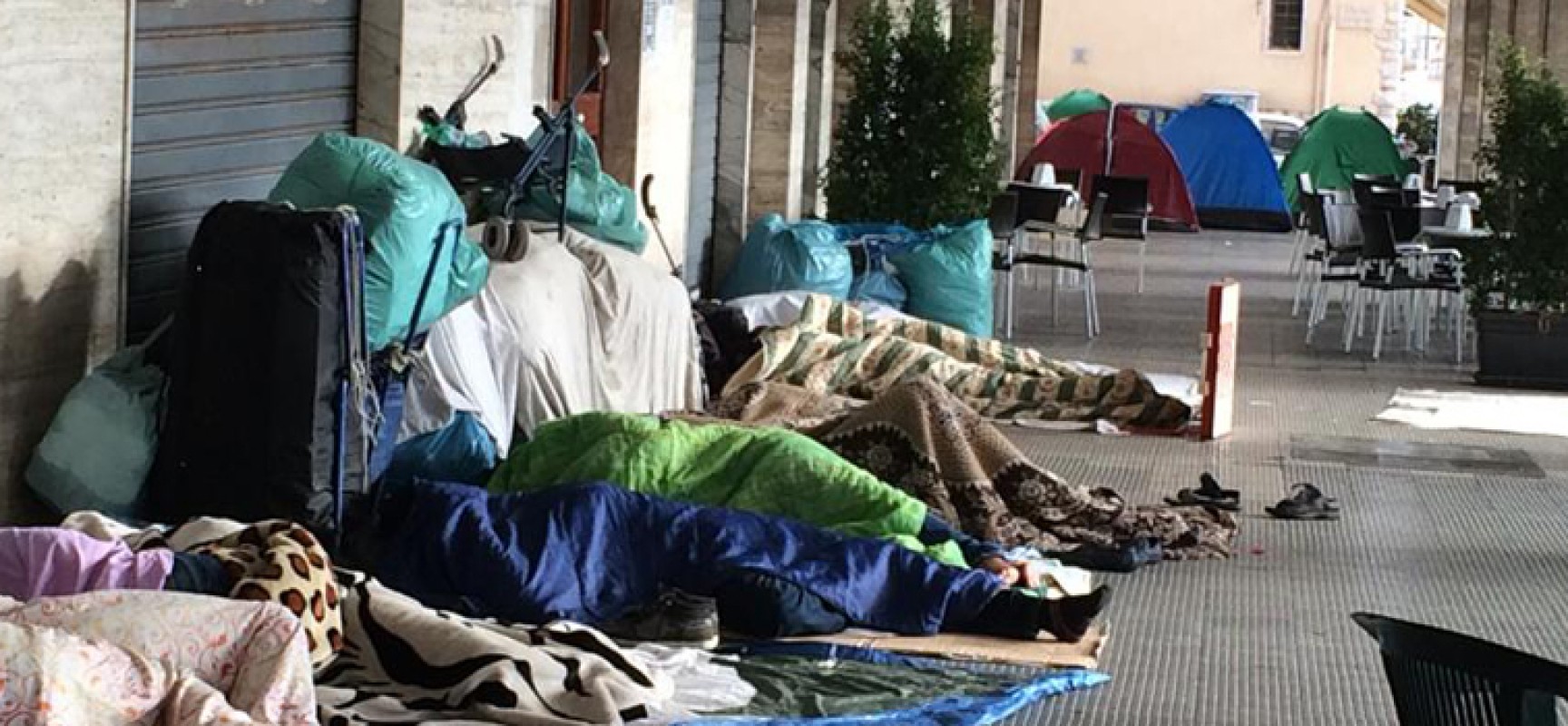 Ambulanti accampati da giorni in piazza Vittorio Emanuele / FOTO