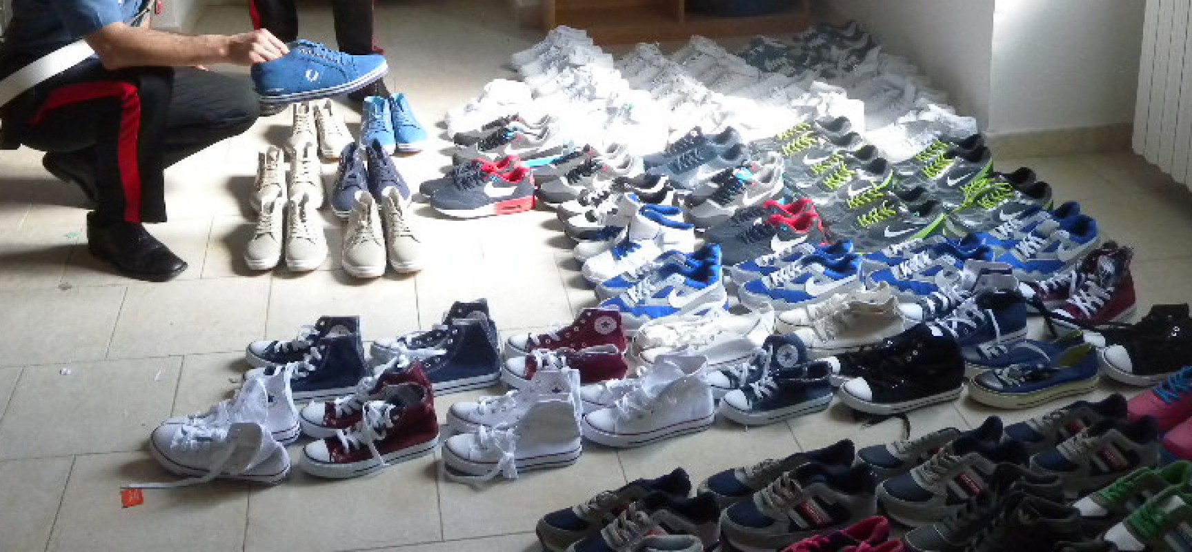 Controlli anticontraffazione dei Carabinieri al mercato, sequestrate 80 paia di scarpe