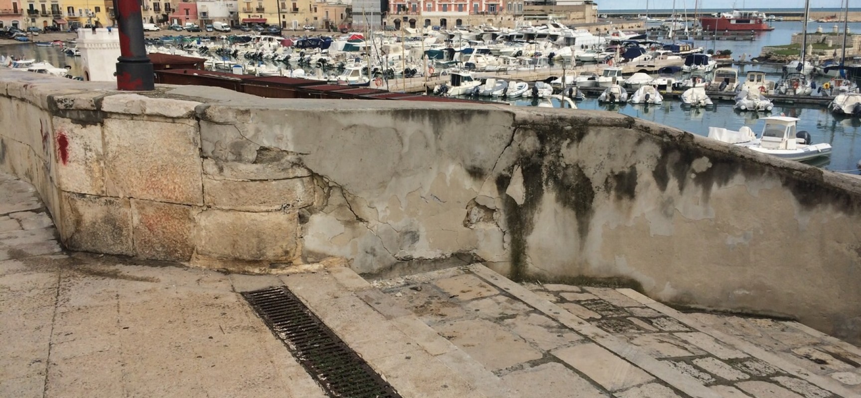 Crepa sulle mura vicino al bastione San Martino, il comune: “Danni causati dall’impatto di un’autovettura”