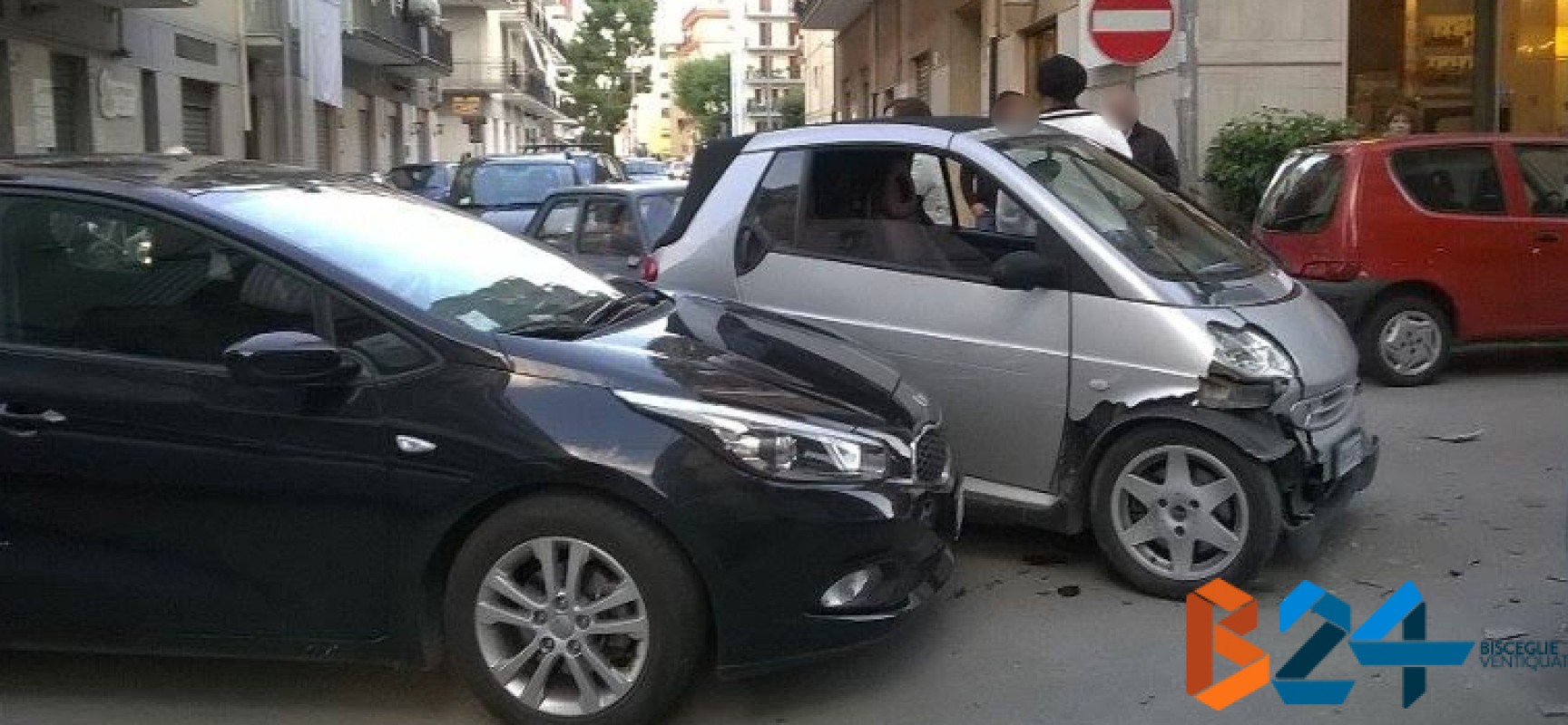 Incidente su via Monterisi / via Croce, ingenti danni alle auto e animi accesi tra i conducenti / FOTO