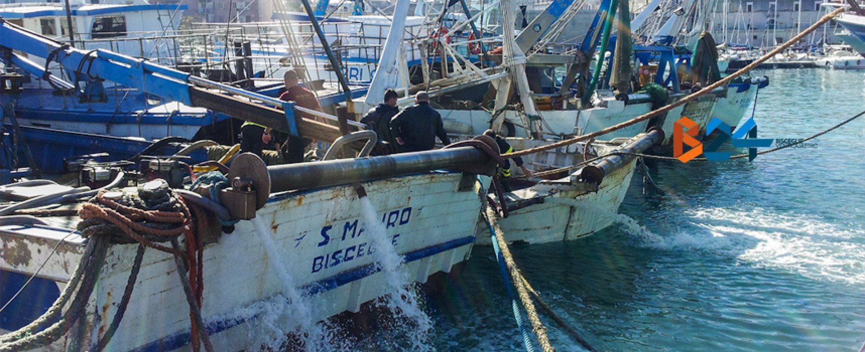 AGGIORNAMENTO/ Peschereccio ormeggiato al porto imbarca acqua, al lavoro i vigili del fuoco / FOTO