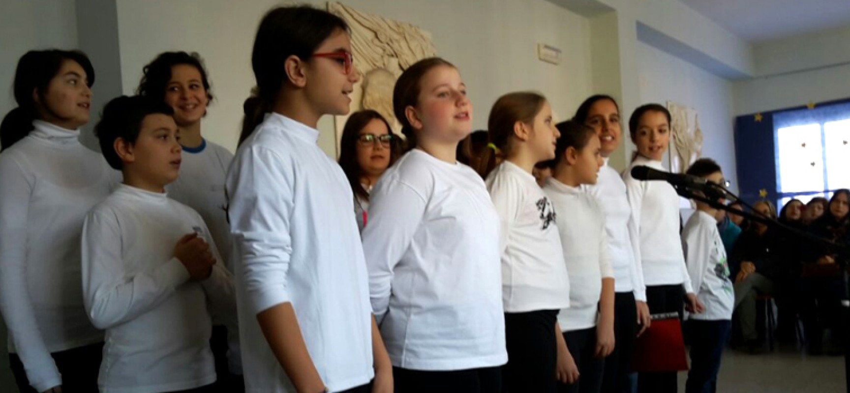 I ragazzi della scuola “Battisti-Ferraris” augurano Buon Natale con il recital “A spasso con Santa Claus” / FOTO