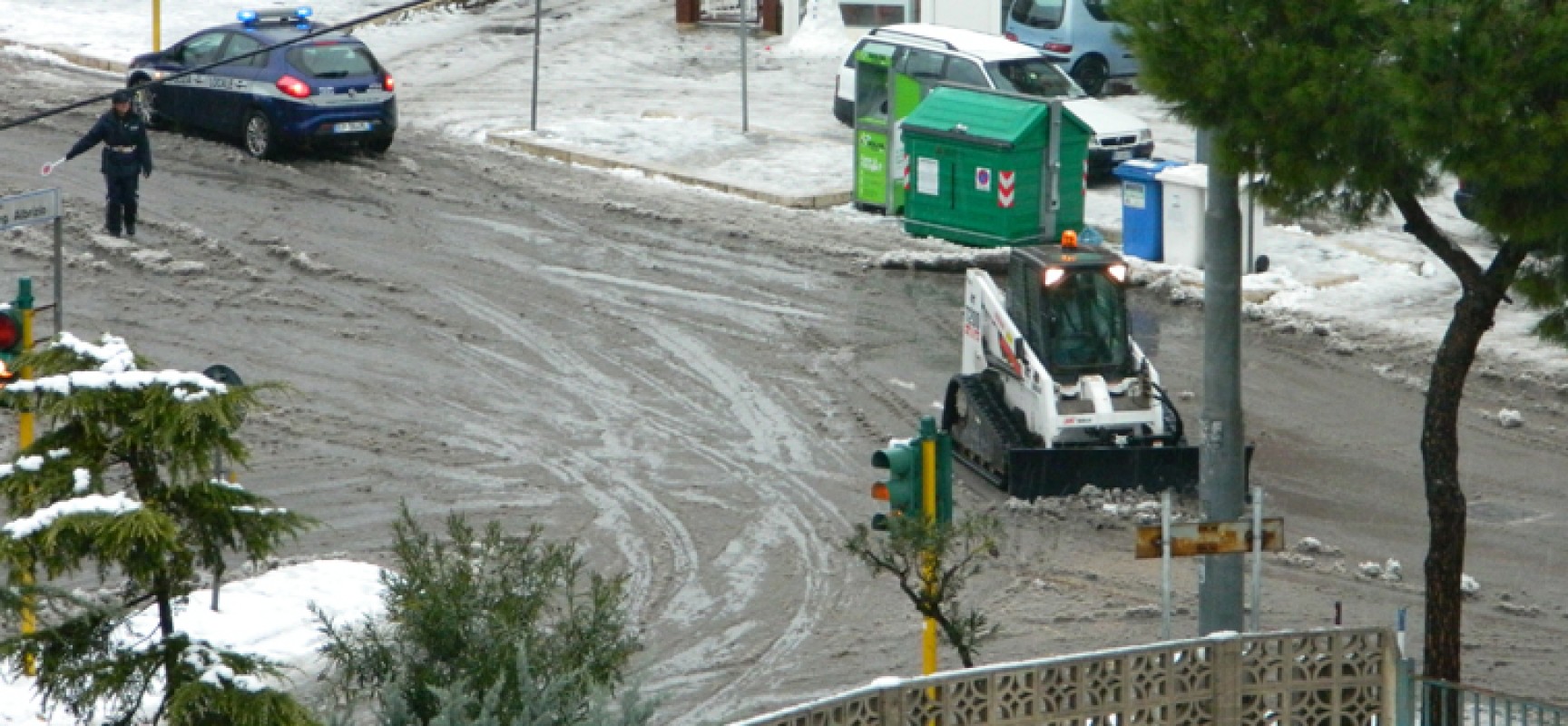 Spazzaneve in azione sulle principali strade della città