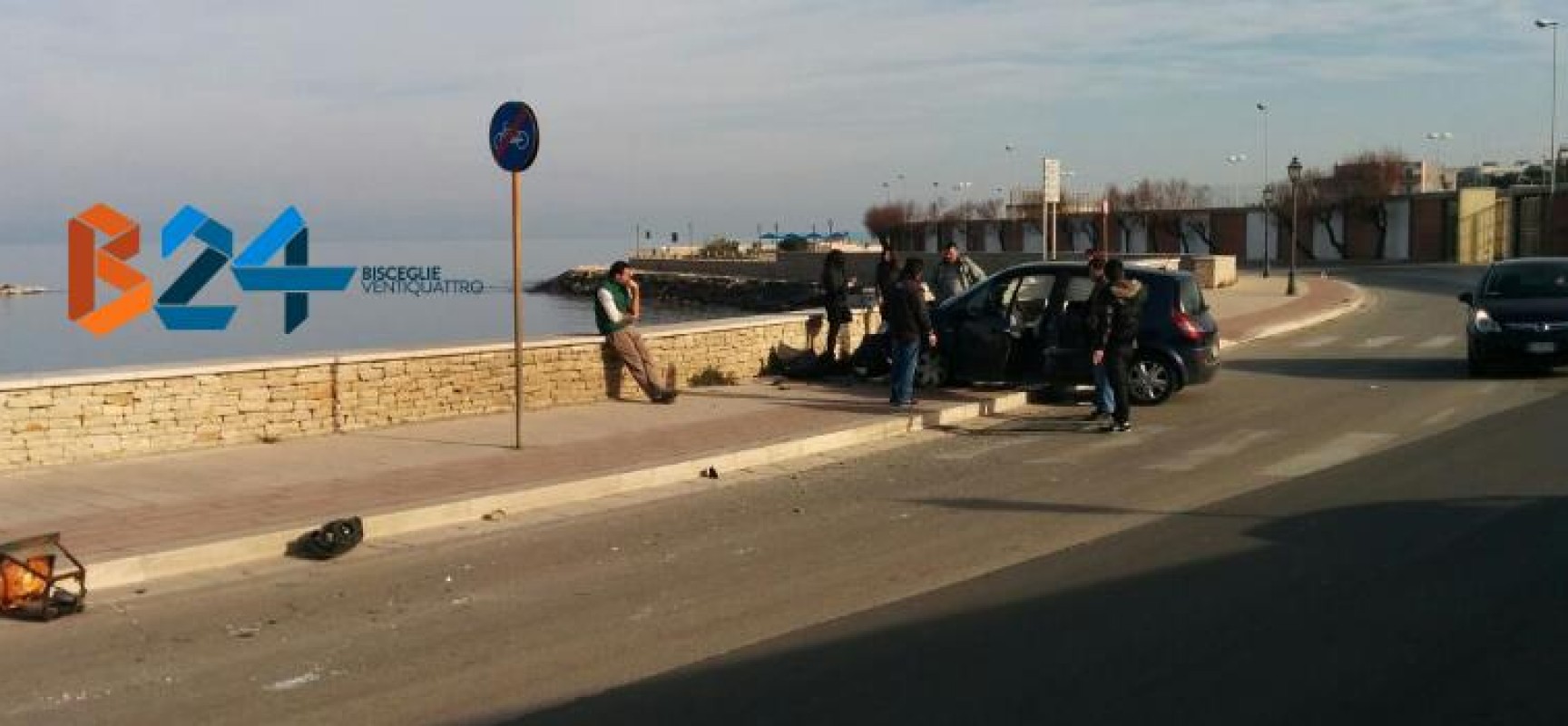 Incidente su via della Libertà, distrutto un palo dell’illuminazione pubblica /FOTO