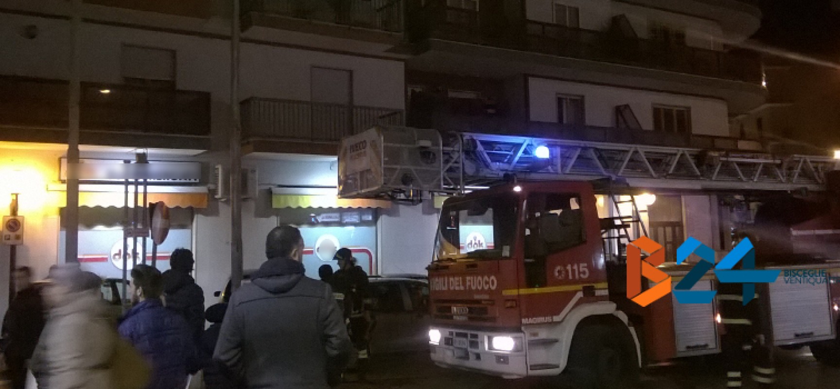 Incendio in attico di via Berarducci Vives, vigili del fuoco sedano le fiamme / FOTO