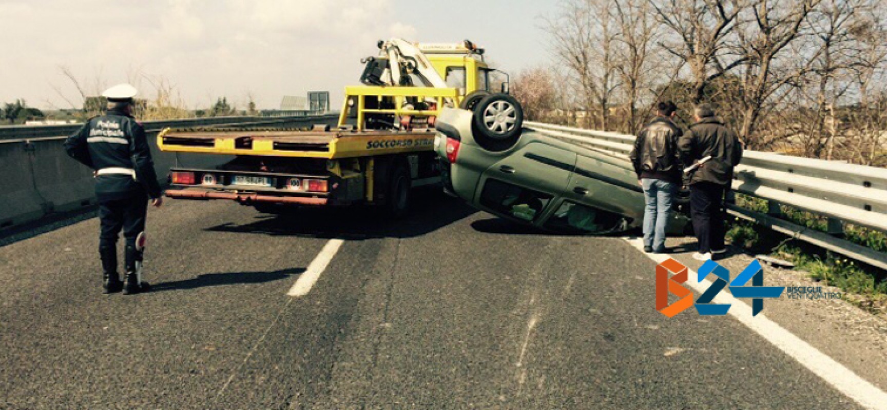 Auto si ribalta sulla 16 bis e si innesca un triplo tamponamento