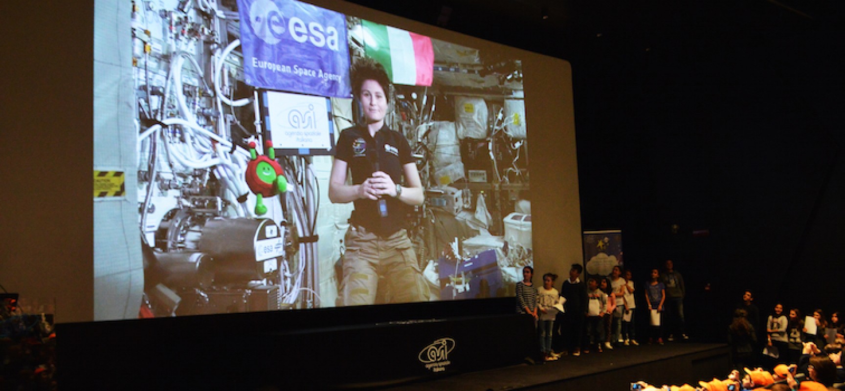 Il racconto dell’incontro tra ragazzi della Monterisi e l’astronauta Cristoforetti / FOTO e VIDEO