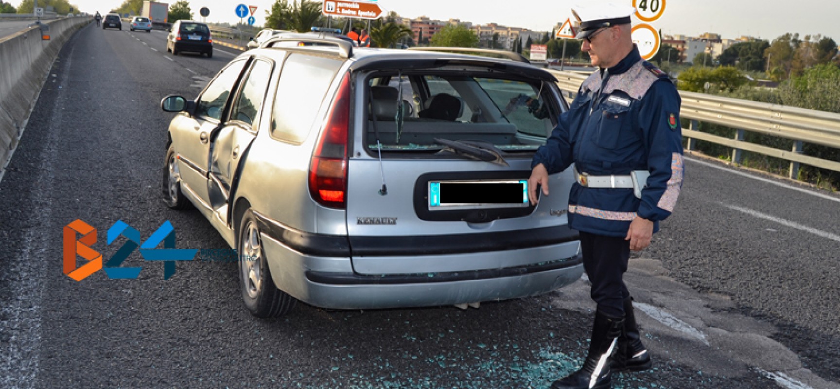 Tir perde la ruota di scorta, rocambolesco incidente sulla 16 bis / FOTO