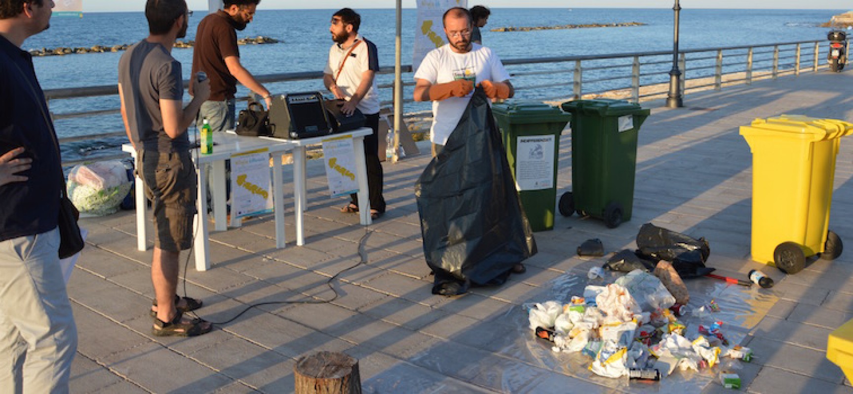 Trash-mob di Puglia Differente, il 73% dei rifiuti erroneamente conferiti nell’indifferenziata / FOTO