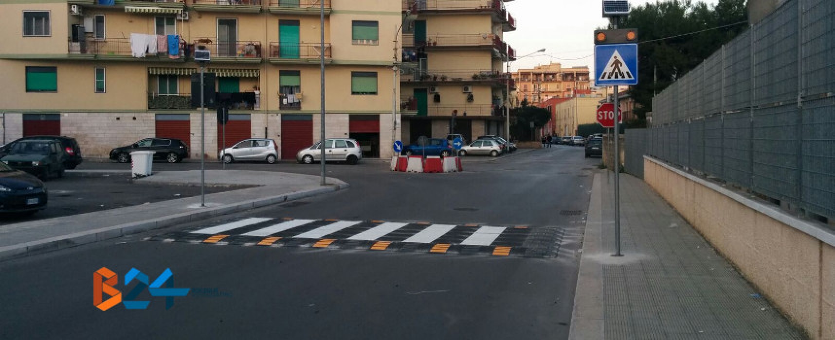 Nuovo attraversamento pedonale rialzato e rotonda in pvc in via Giovanni Paolo II