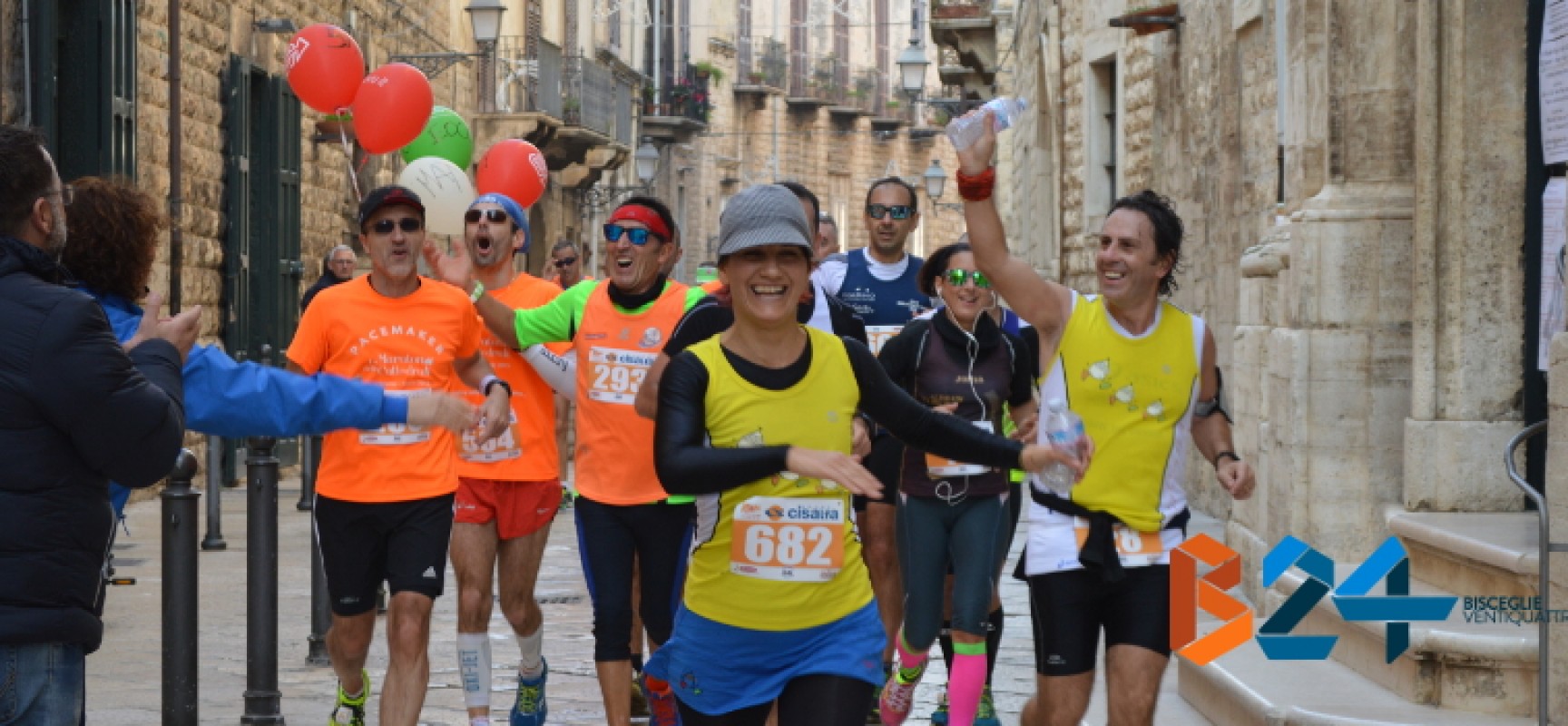 “Maratona delle Cattedrali”, FOTO del passaggio dei runners nel centro storico di Bisceglie