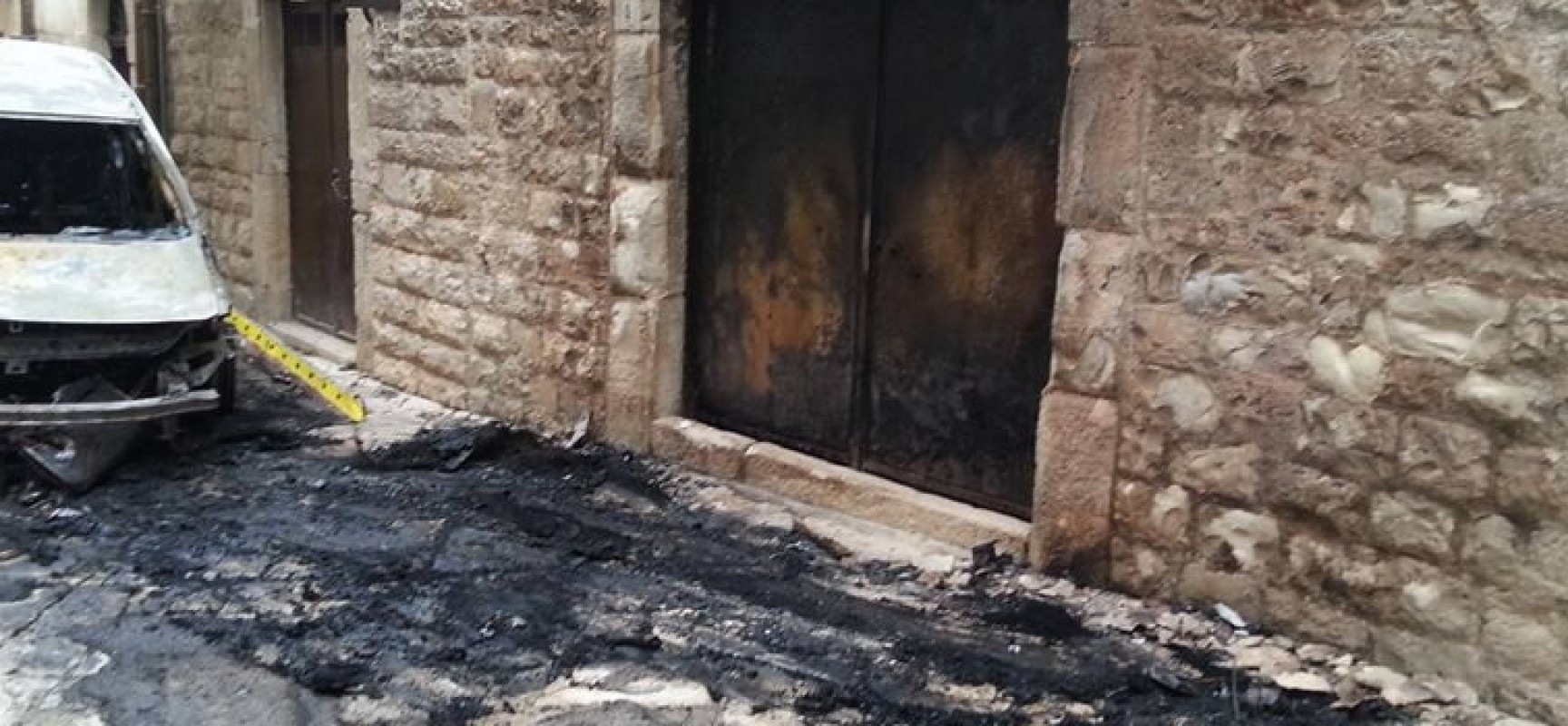 Auto prende fuoco, danneggiato Palazzo Ammazzalorsa