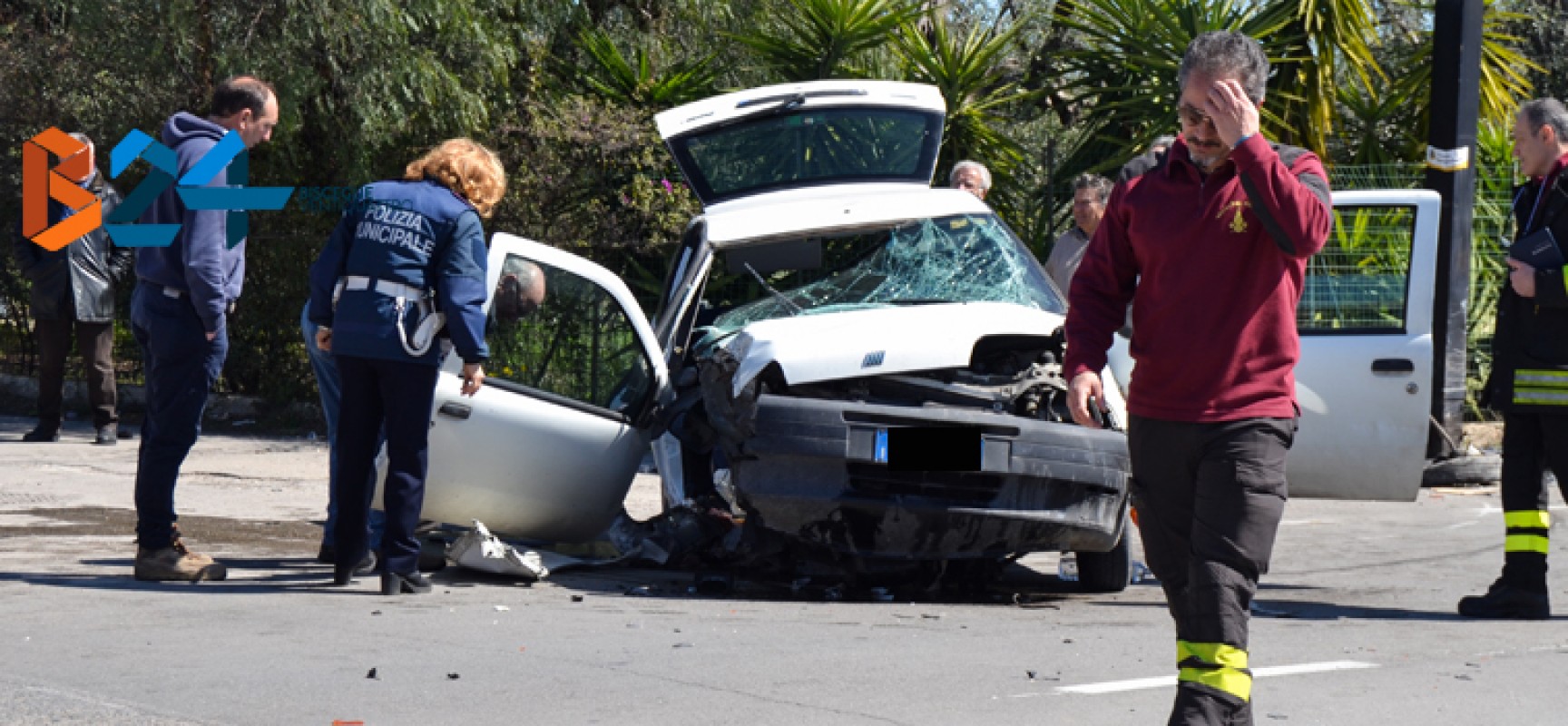 Si schianta su via Imbriani e resta incastrata in auto, donna 69enne al pronto soccorso / FOTO