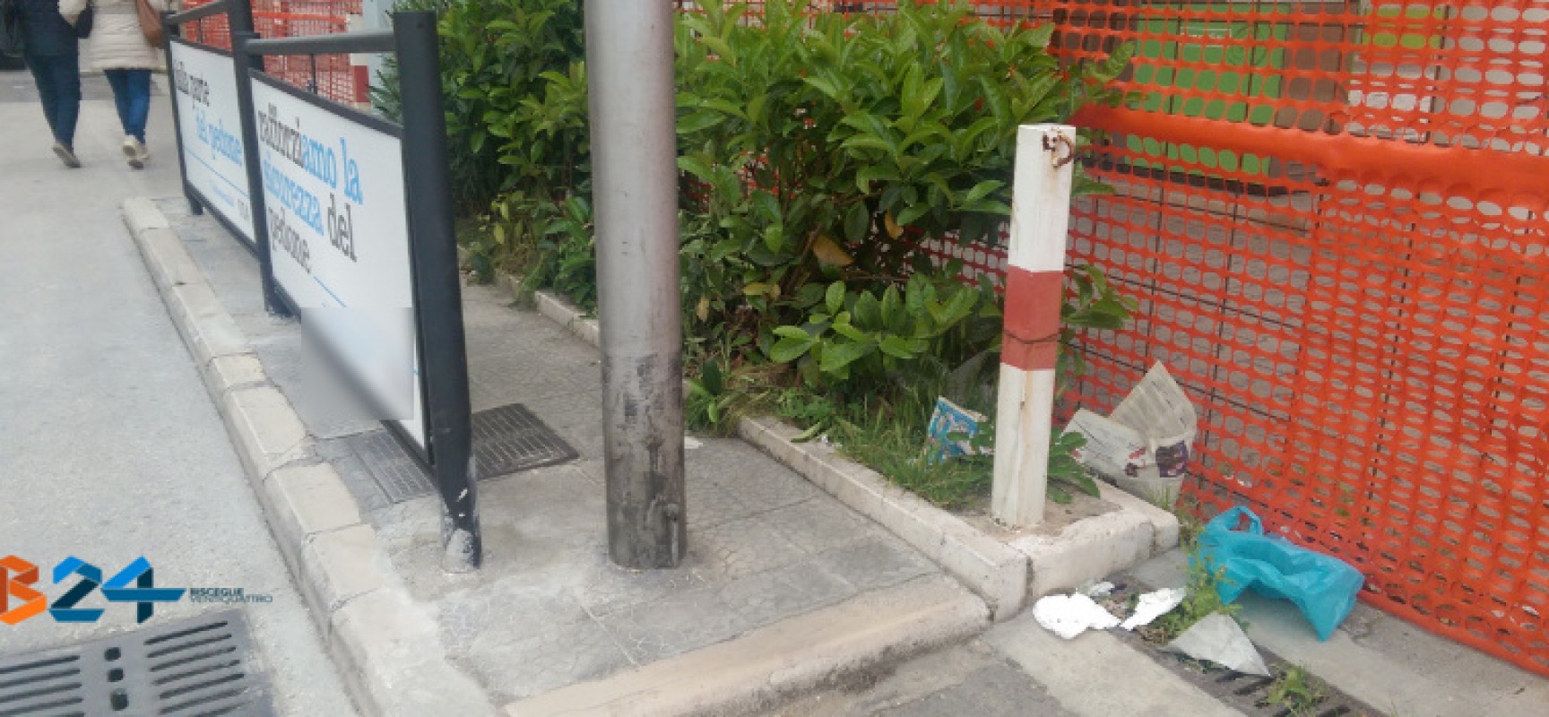 Pannelli pubblicitari ostacolano il transito dei pedoni, il comune interviene / FOTO