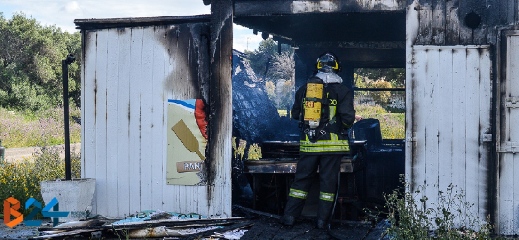 In fiamme il chiosco del parcheggio dell’Arena del Mare, ingenti i danni alla struttura /FOTO