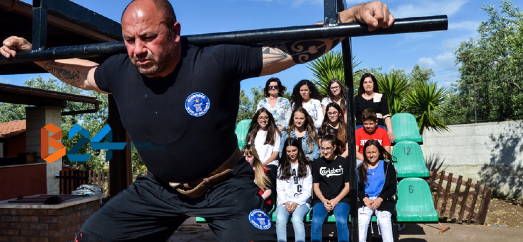 Dieci squat sollevando 12 ragazze: la sfida di Cosimo Ferrucci al Westing World Record