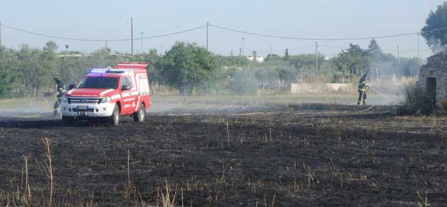 Incendio in un terreno incolto di via vecchia Corato, intervenuti Oer e Polizia municipale