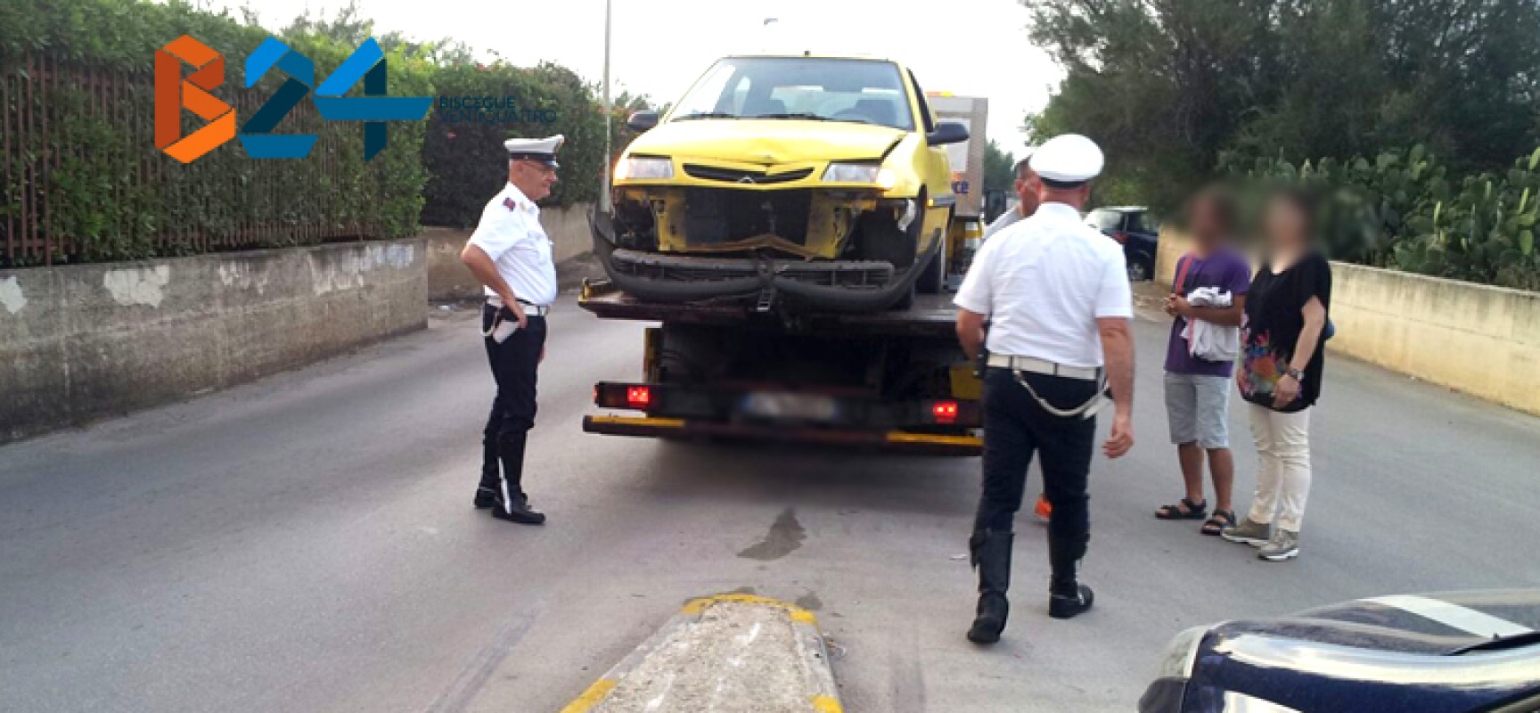 Altro incidente ad una rotatoria, auto sullo spartitraffico in via Don Pancrazio Cucuzziello
