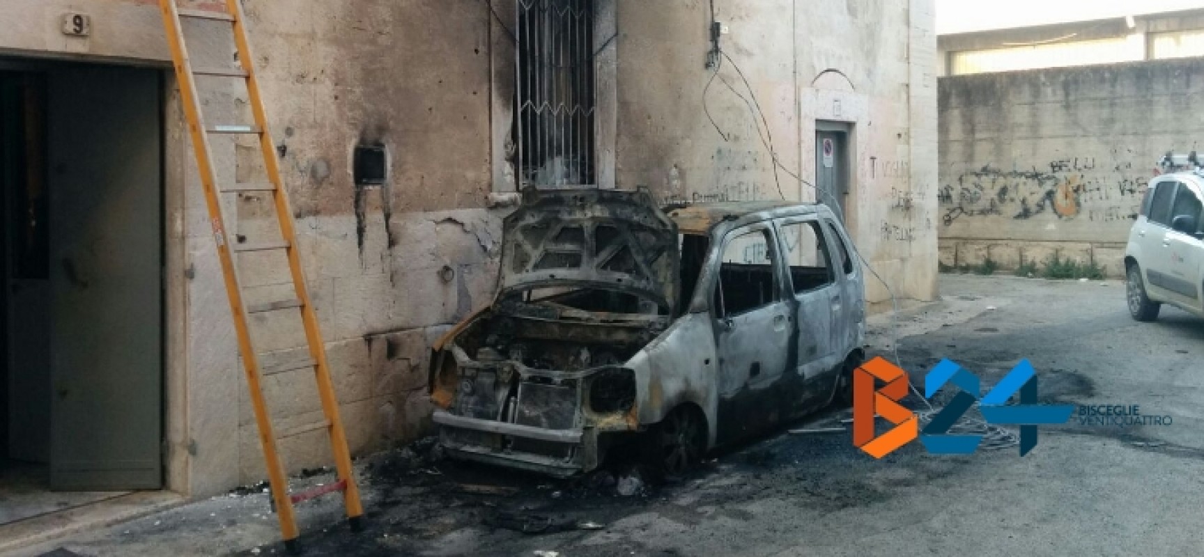Auto prende fuoco in via Varese alle prime luci dell’alba, danneggiata palazzina / FOTO