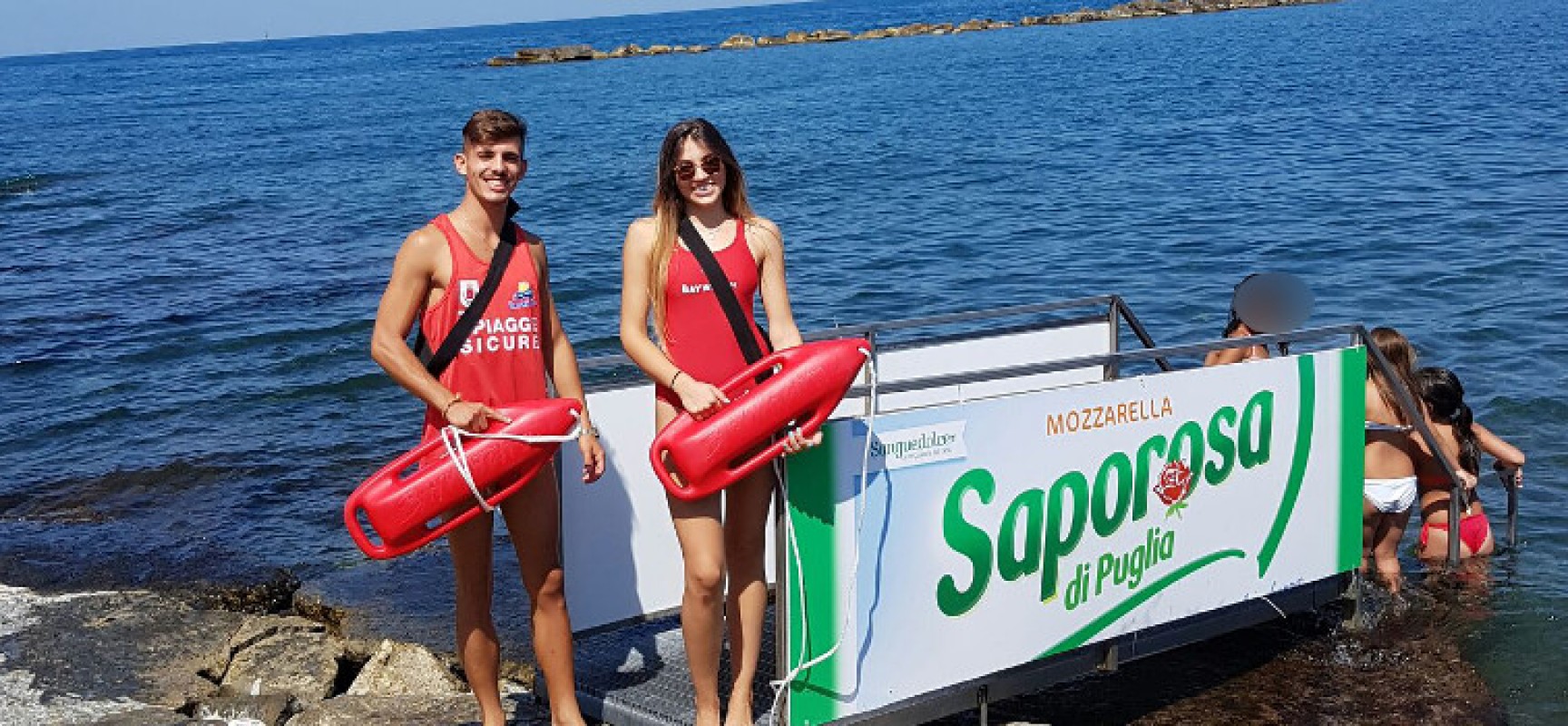 Un bagnino dell’associazione Baywatch riporta a riva un bagnante in difficoltà