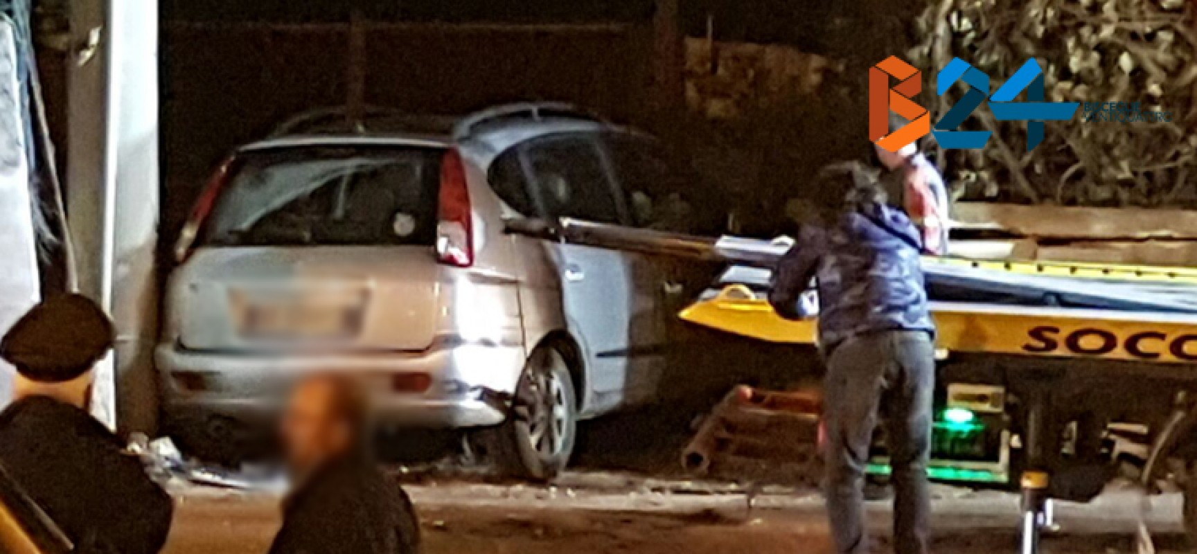 Incidente in via Imbriani, auto si incastra davanti a proprietà privata