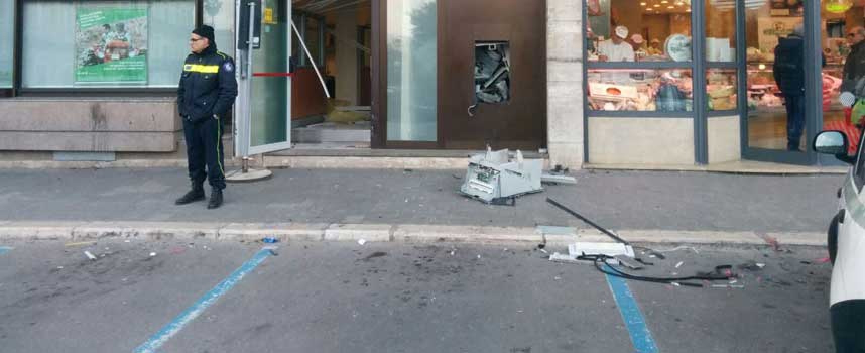 Bomba al bancomat del Banco di Napoli in piazza Vittorio Emanuele