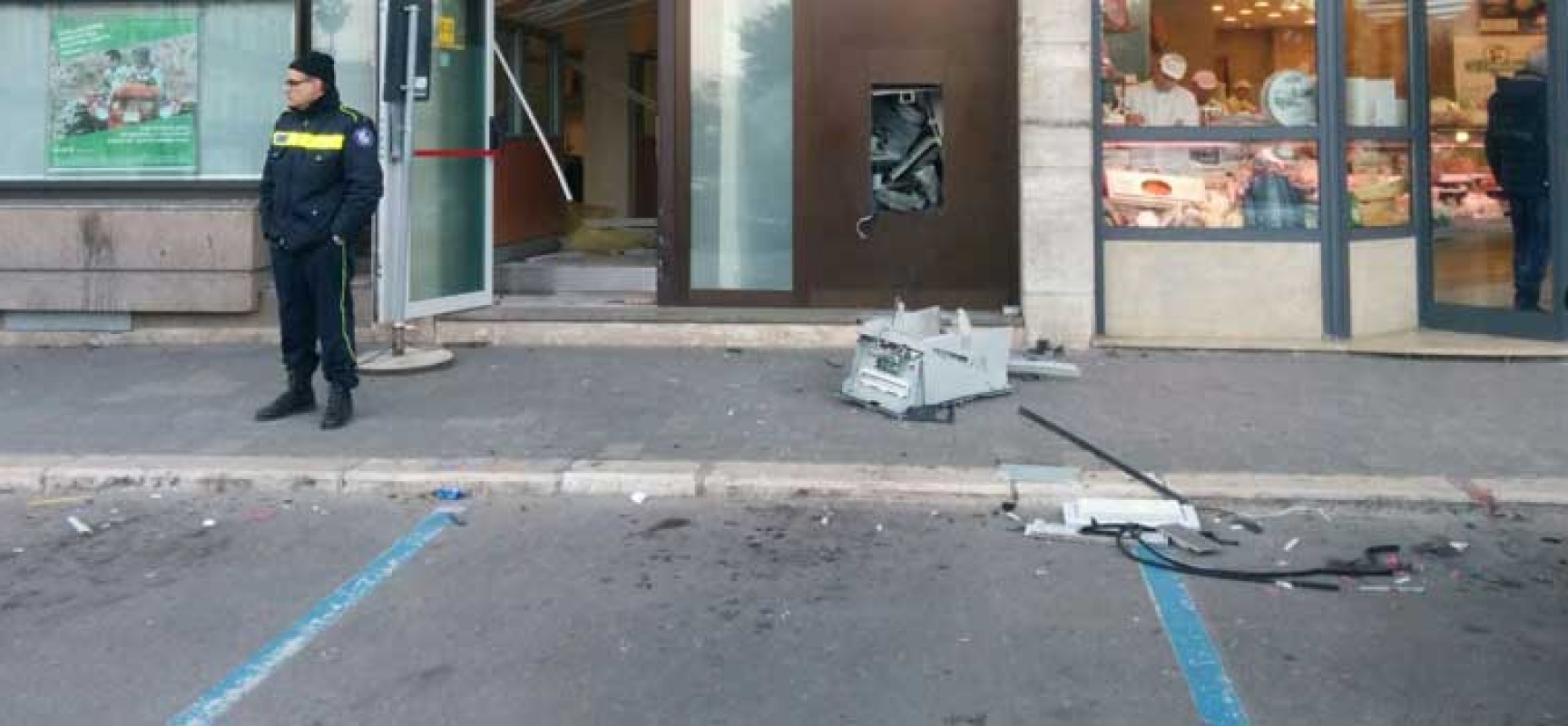 Bomba al bancomat del Banco di Napoli in piazza Vittorio Emanuele