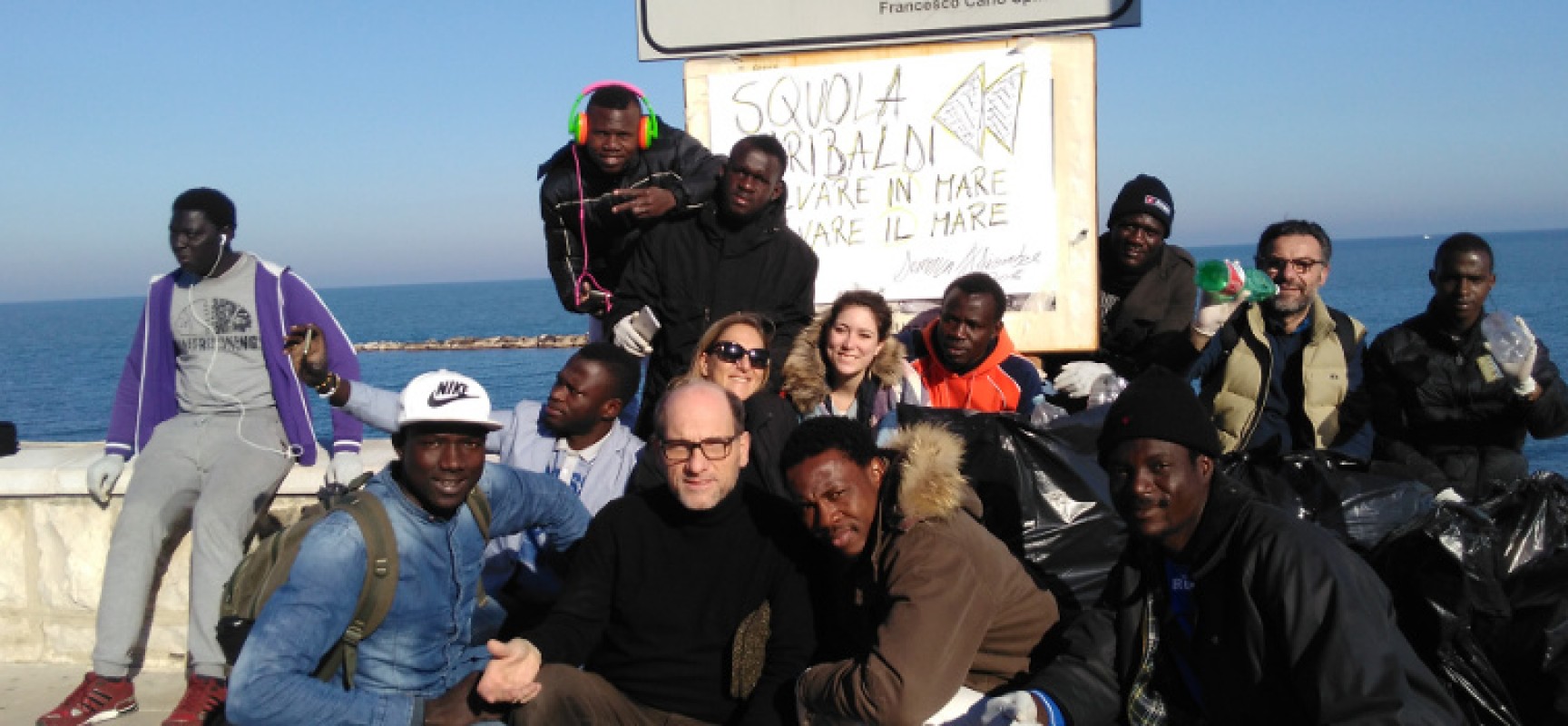 “Squola Garibaldi”, iniziativa di pulizia delle spiagge con l’aiuto di migranti