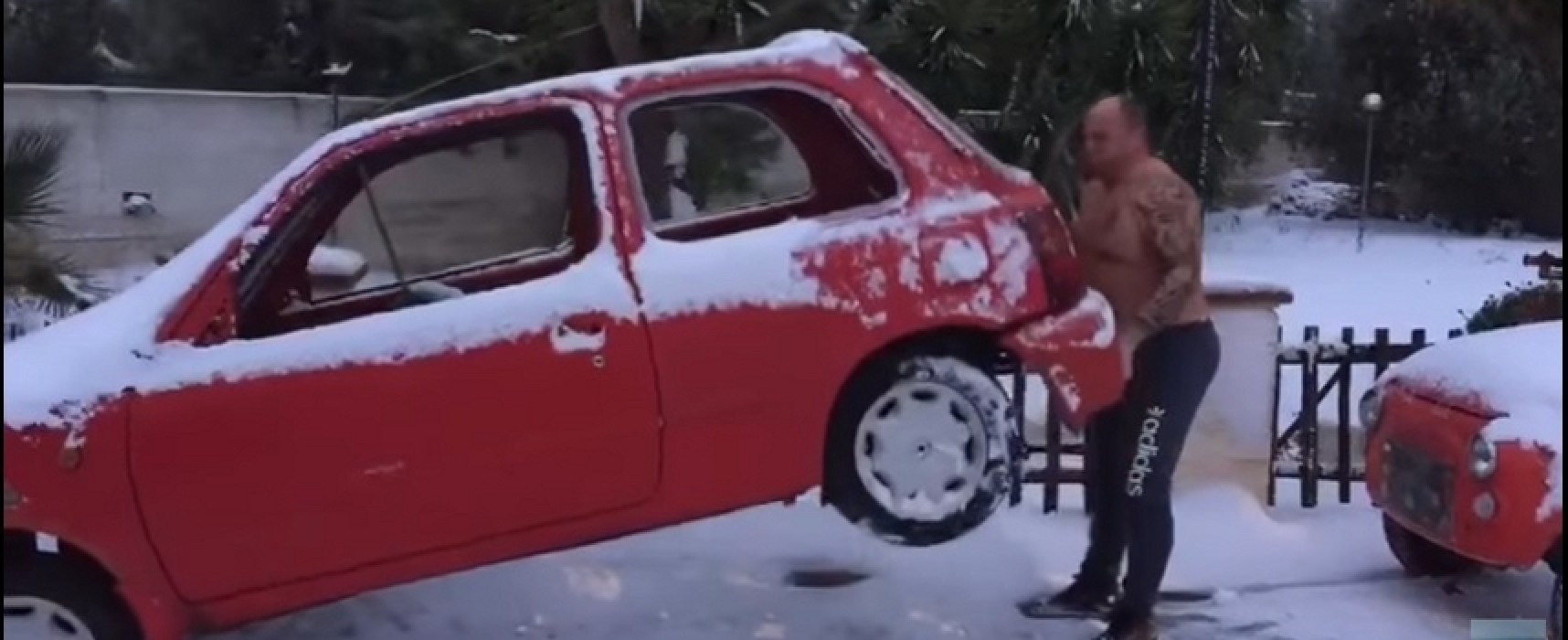 Cosimo Ferrucci solleva auto a torso nudo sotto la neve e il video diventa virale