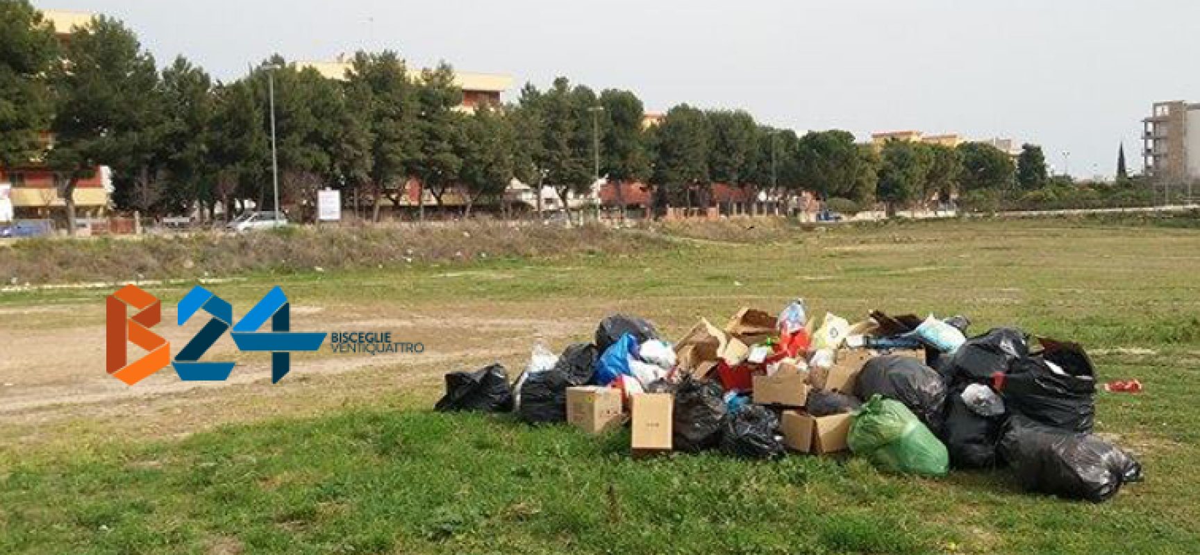 Ancora rifiuti abbandonati, cumuli di bustoni sui terreni di via san Martino / FOTO