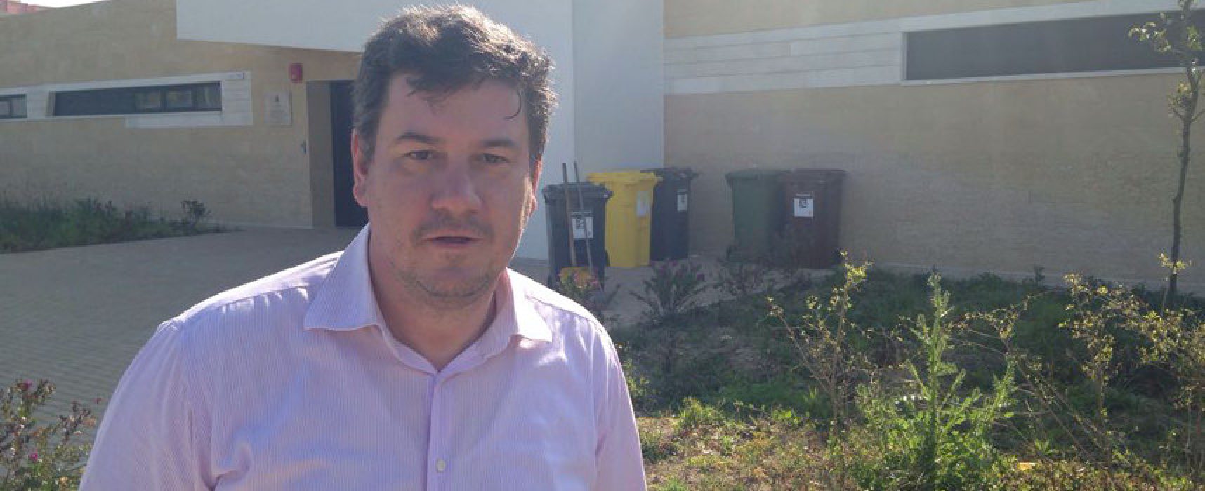 Sergio Silvestris (FI) ripulisce dai rifiuti l’area esterna della scuola “Don Pino Puglisi”