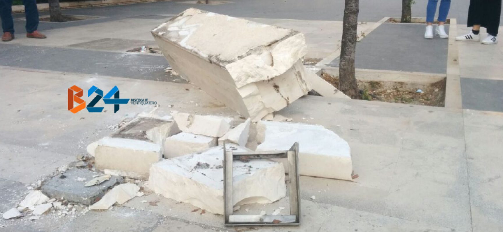 Divelta panchina di pietra in villa, indaga la polizia municipale / FOTO