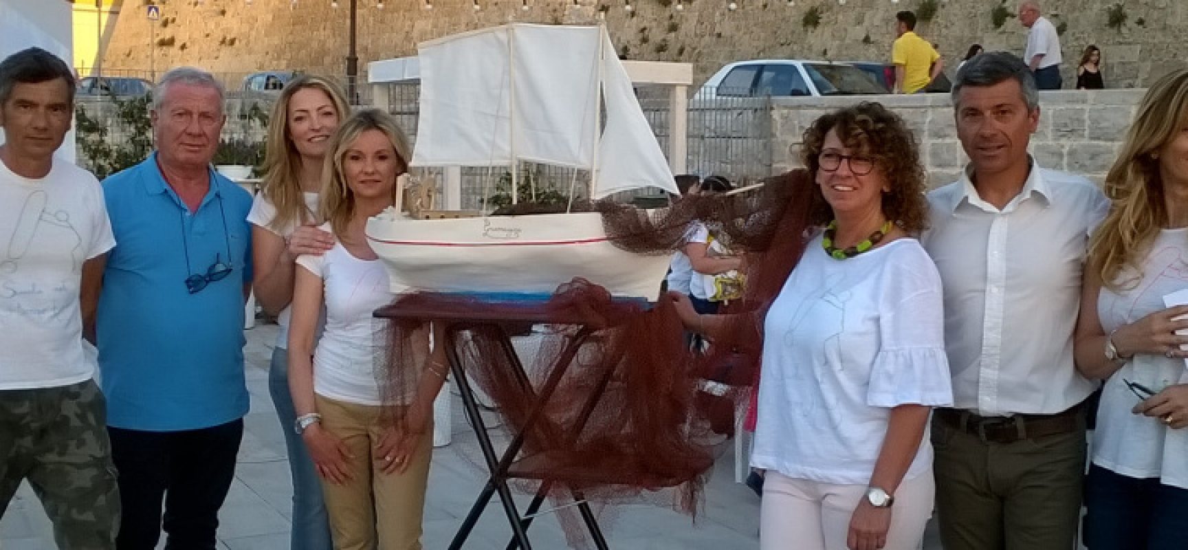 I piccoli “maestri d’ascia” della Dino Abbascià donano il veliero Gramagica al Museo del Mare / FOTO