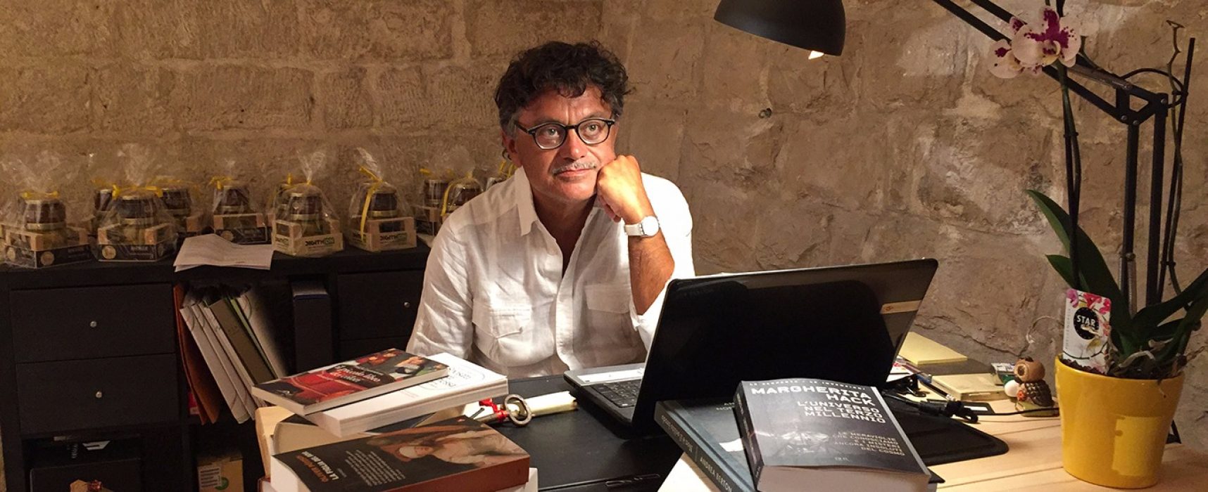 Veneziani inaugura il suo studio nel bookstore Mondadori delle Vecchie Segherie / VIDEO