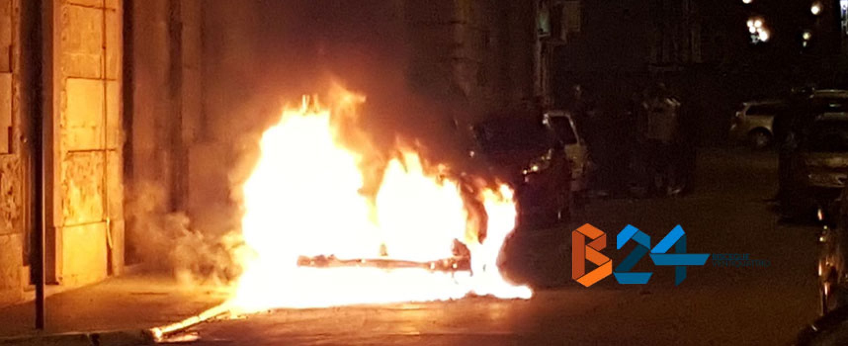 Auto in fiamme nella notte in via De Gasperi / VIDEO