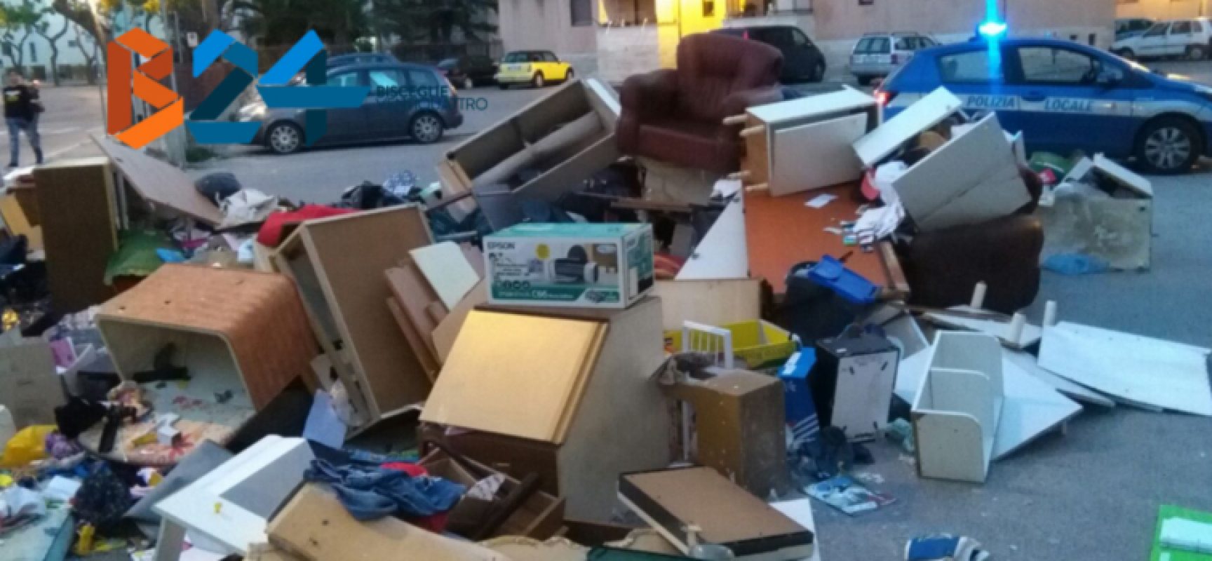 Casa popolare occupata con la forza, cumulo di mobili e suppellettili in strada