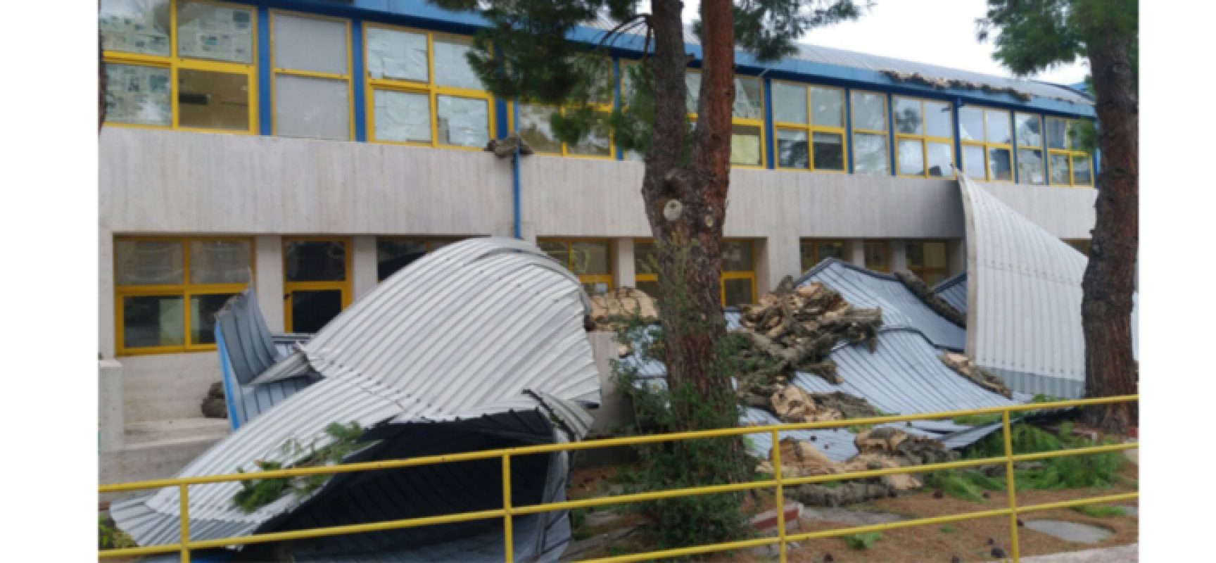 Forte vento: tetto divelto all’istituto scolastico “Dell’Olio”, lezioni sospese