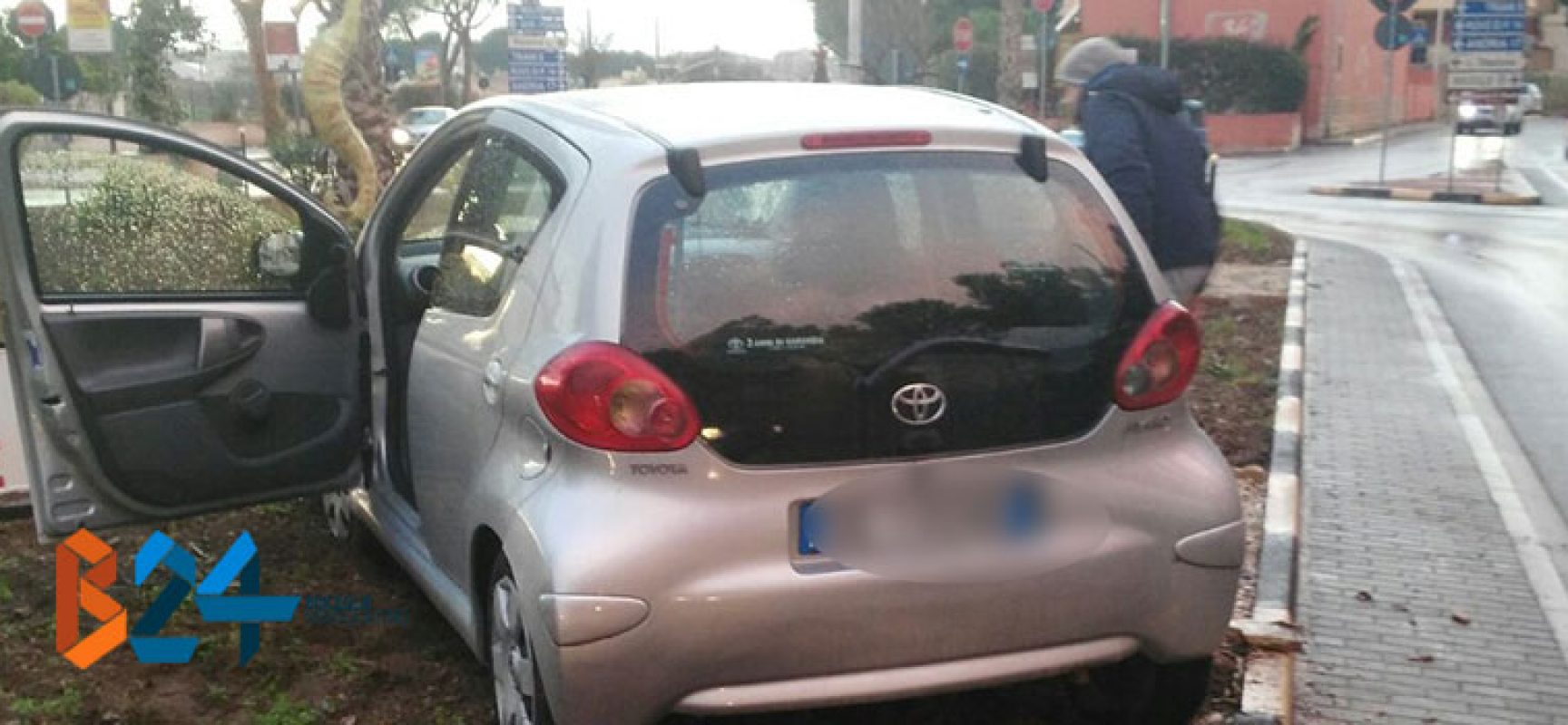 Scontro in via Imbriani, auto invade aiuola della rotonda