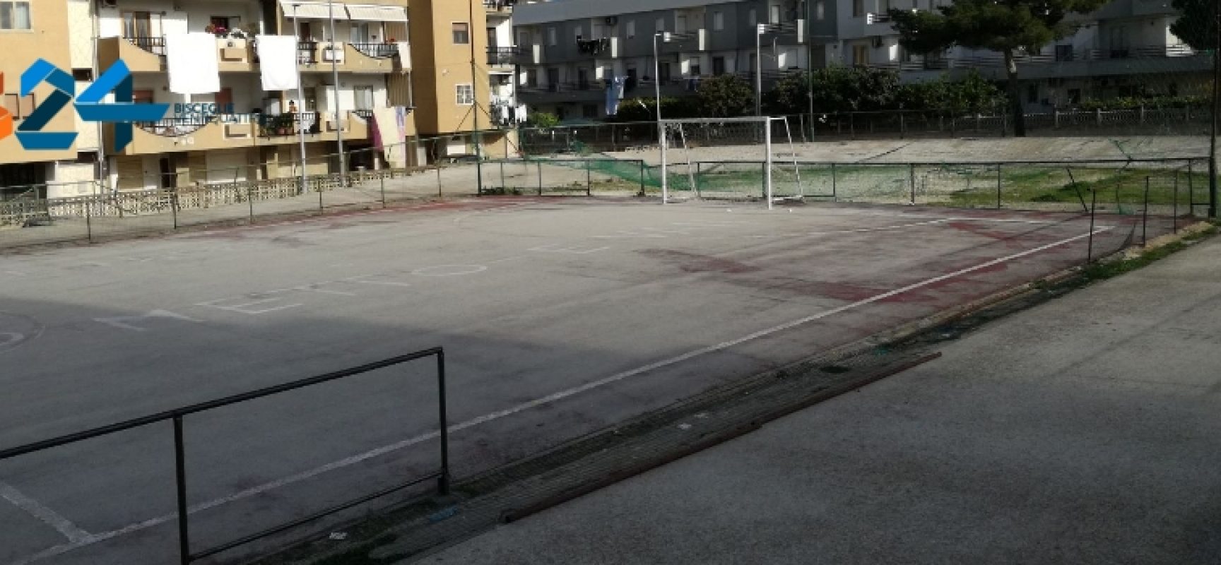 Campetto del quartiere Salnitro in stato di degrado, balaustre pericolose / FOTO