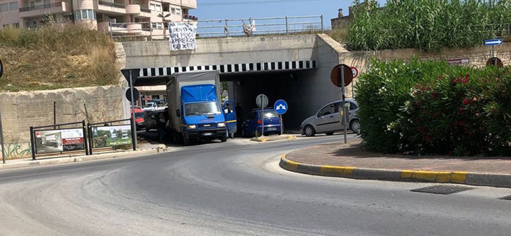 Autocarro rimasto incastrato al sottovia di via Ruvo / FOTO