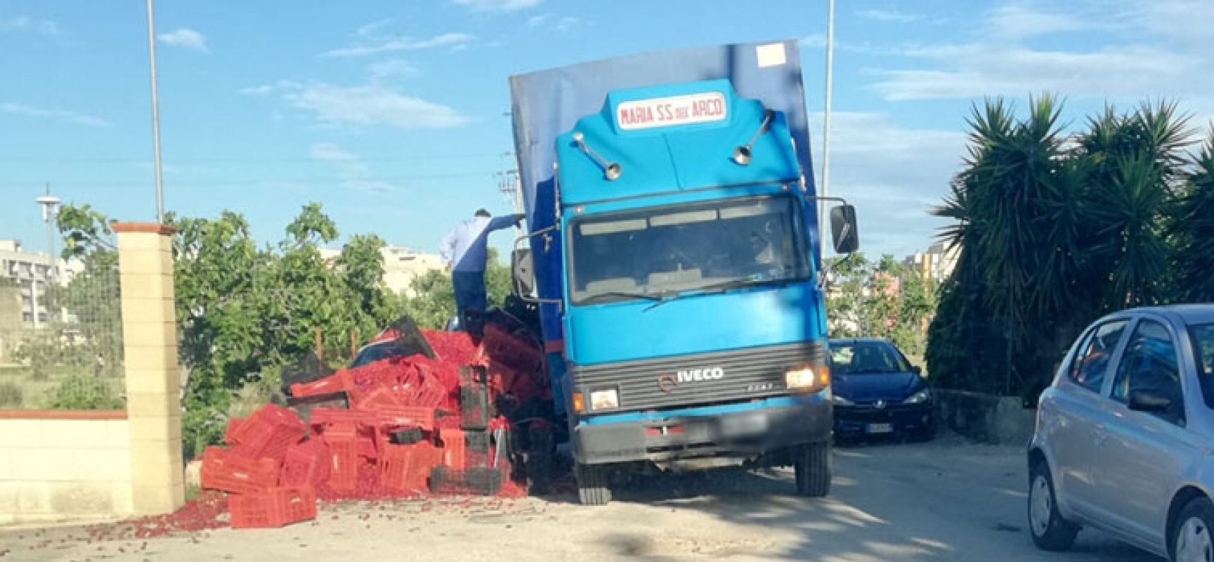 Camion centra buca e perde grosso quantitativo di ciliegie